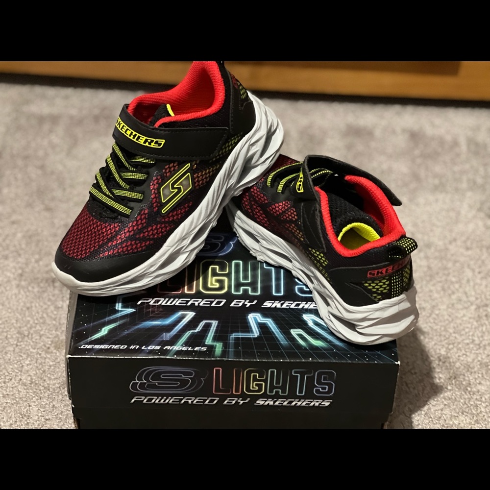 Size 11 New toddler boys light up shoes